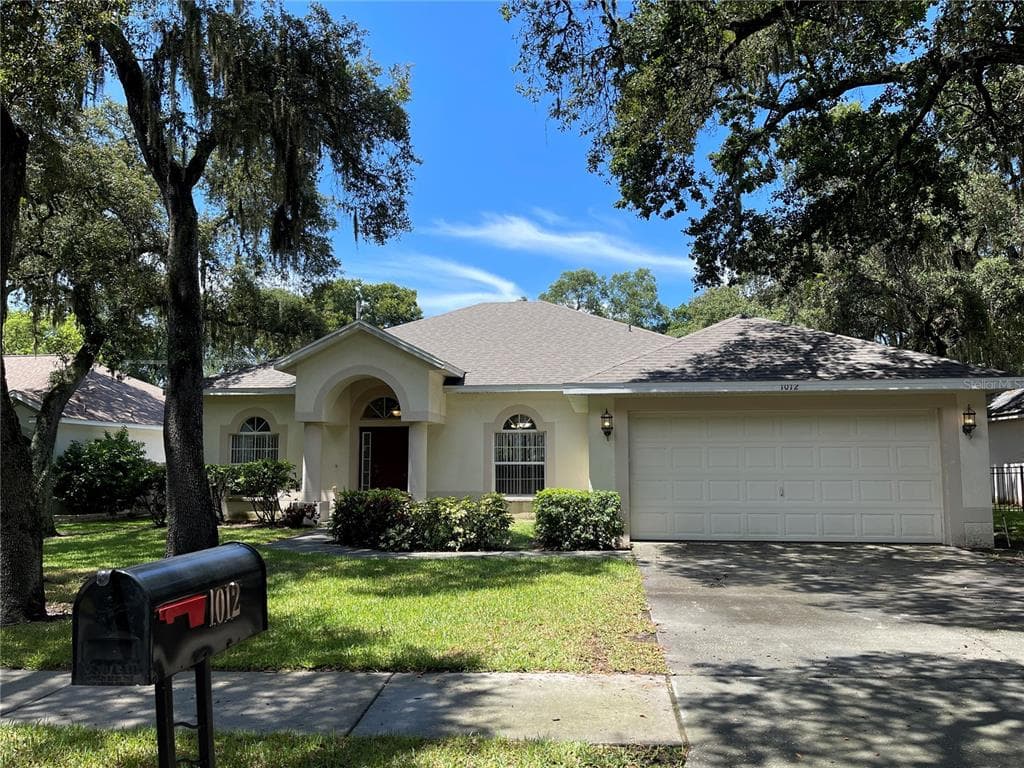 1012 LEGENDS PASS DRIVE VALRICO, FL 33594