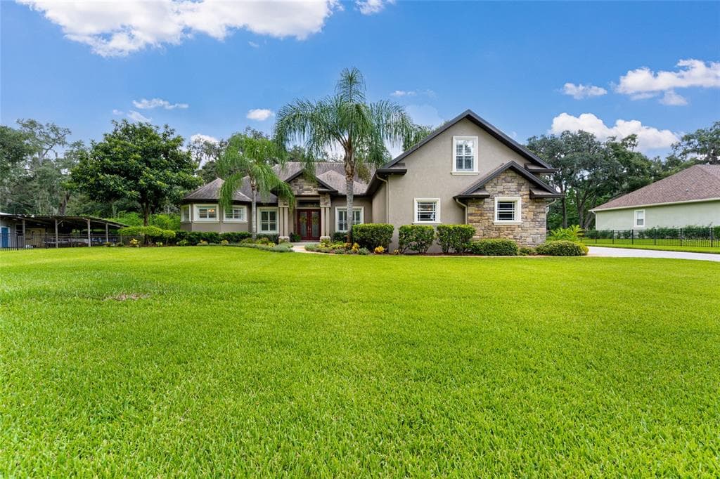 1302 VINEWOOD DRIVE
