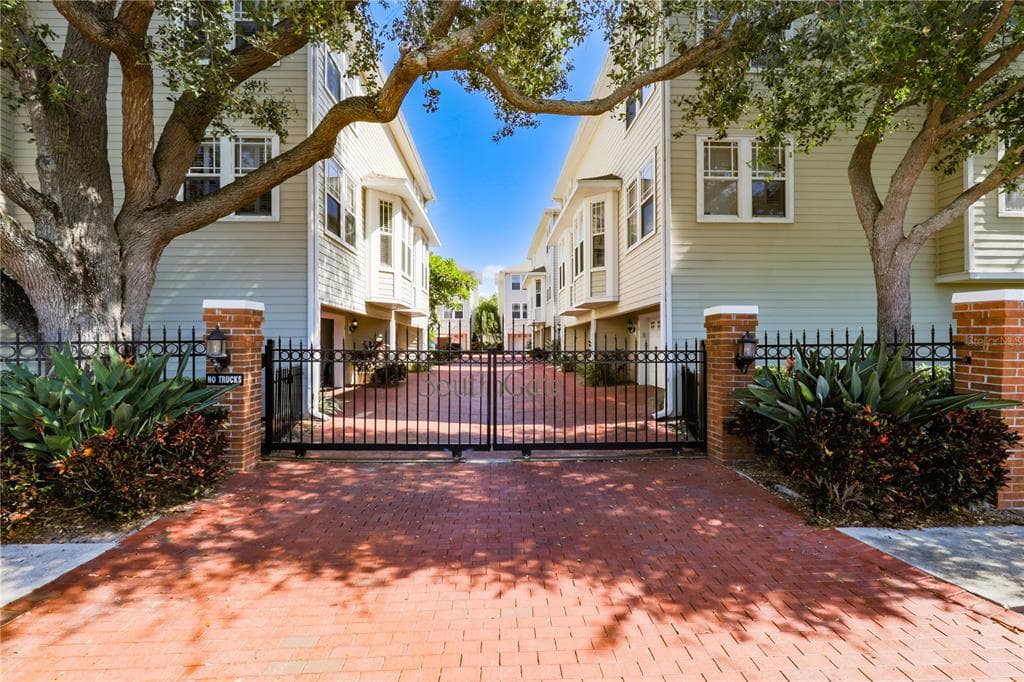 3315 W DE LEON STREET UNIT 9 TAMPA, FL 33609