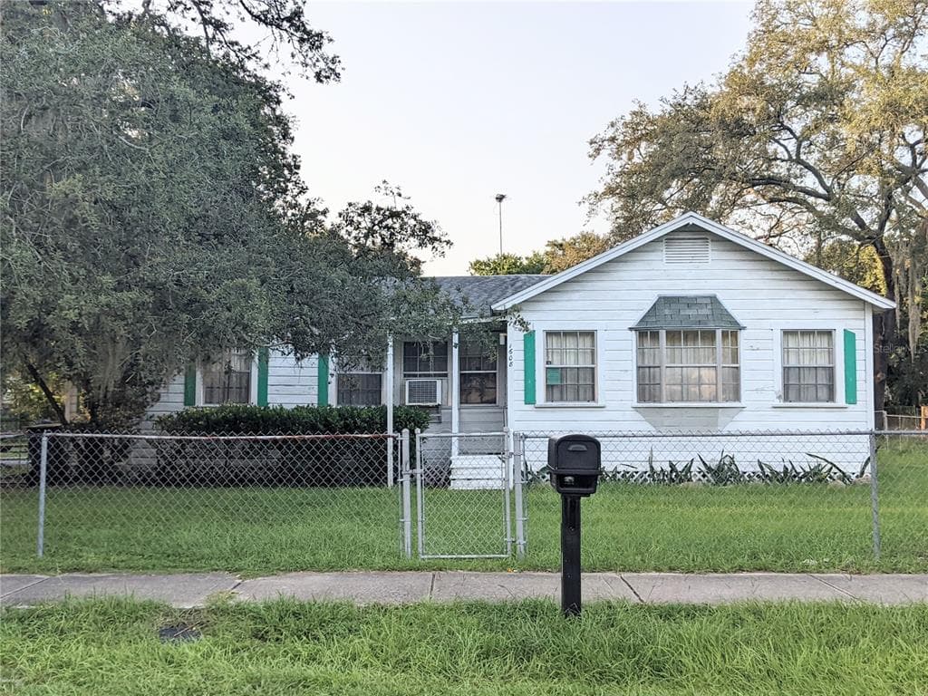 1608 E SITKA STREET TAMPA, FL 33604