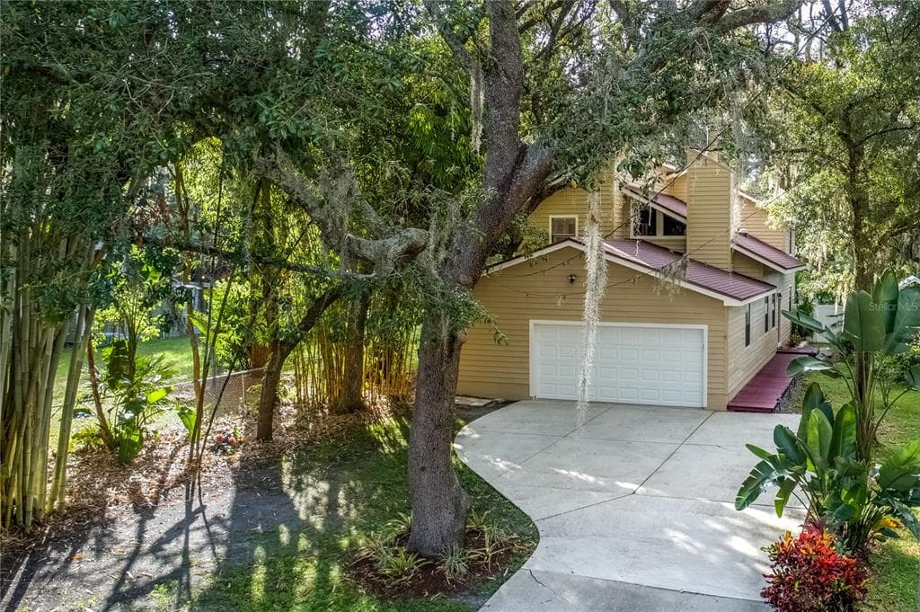 2211 S VILLAGE AVENUE TAMPA, FL 33612