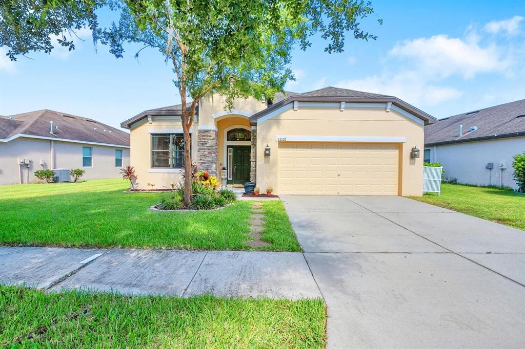 11121 FOSTER CARRIAGE ROAD LITHIA, FL 33547