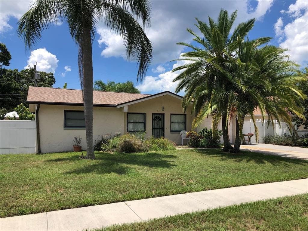 715 CHARLOTTE AVENUE TARPON SPRINGS, FL 34689