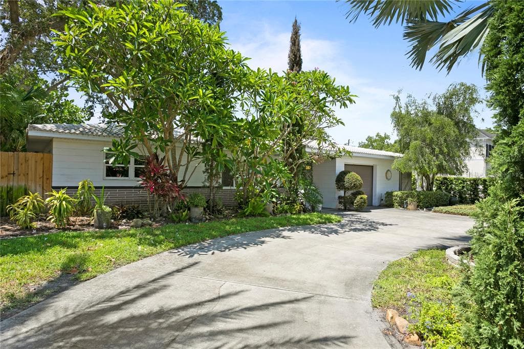 382 BELLEAIR DRIVE NE ST PETERSBURG, FL 33704