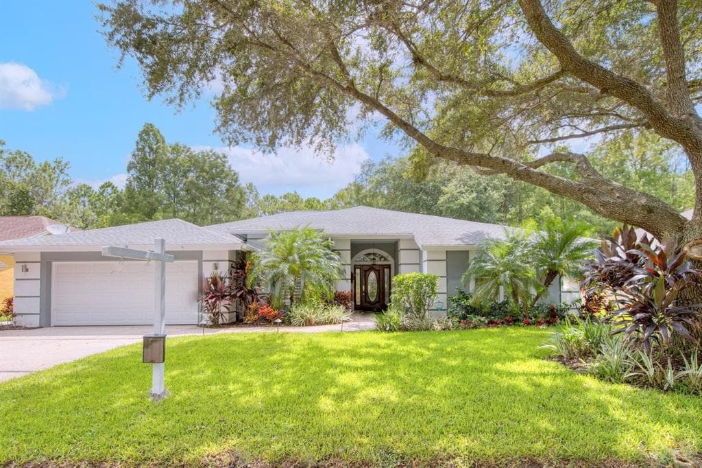 573 CENTERWOOD DRIVE TARPON SPRINGS, FL 34688