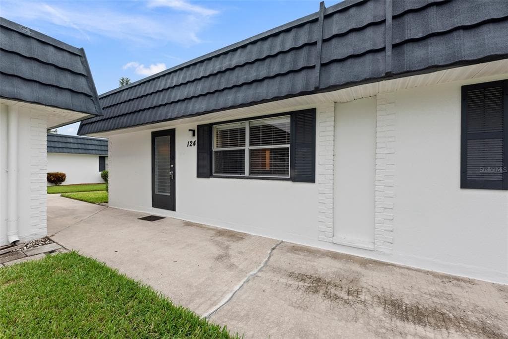 301 KINGS BOULEVARD UNIT 124 SUN CITY CENTER, FL 33573