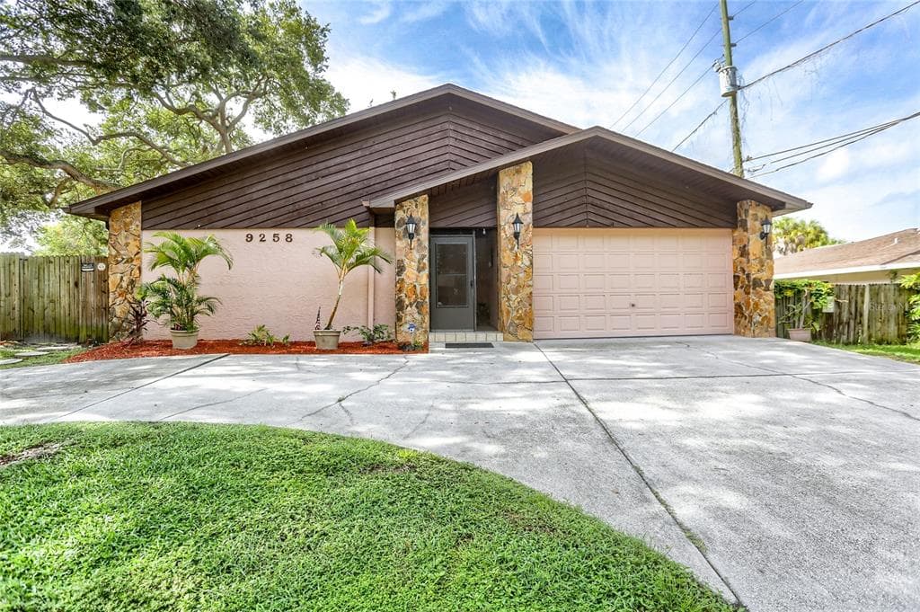 9258 FAIRWEATHER DRIVE LARGO, FL 33773
