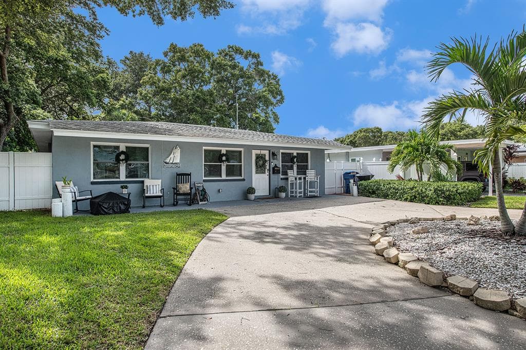 2718 BOCA CIEGA DRIVE N ST PETERSBURG, FL 33710