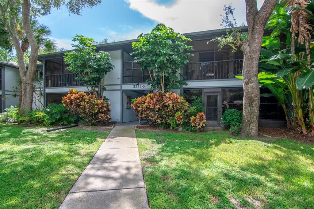 3241 FOX CHASE CIRCLE N UNIT 106 PALM HARBOR, FL 34683