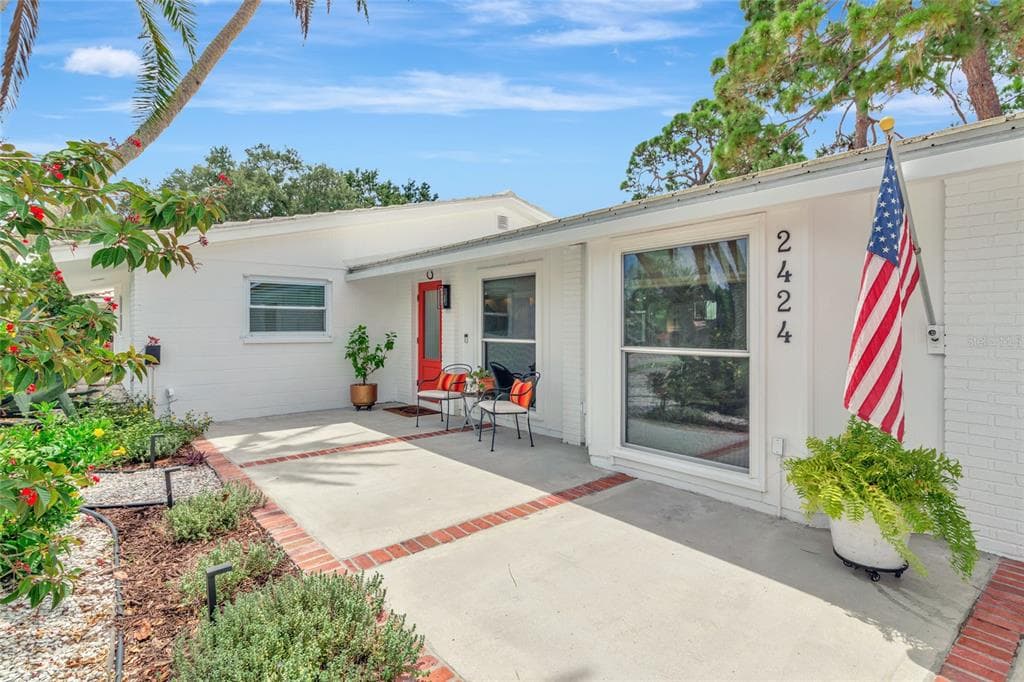 2424 CASS STREET SARASOTA, FL 34231