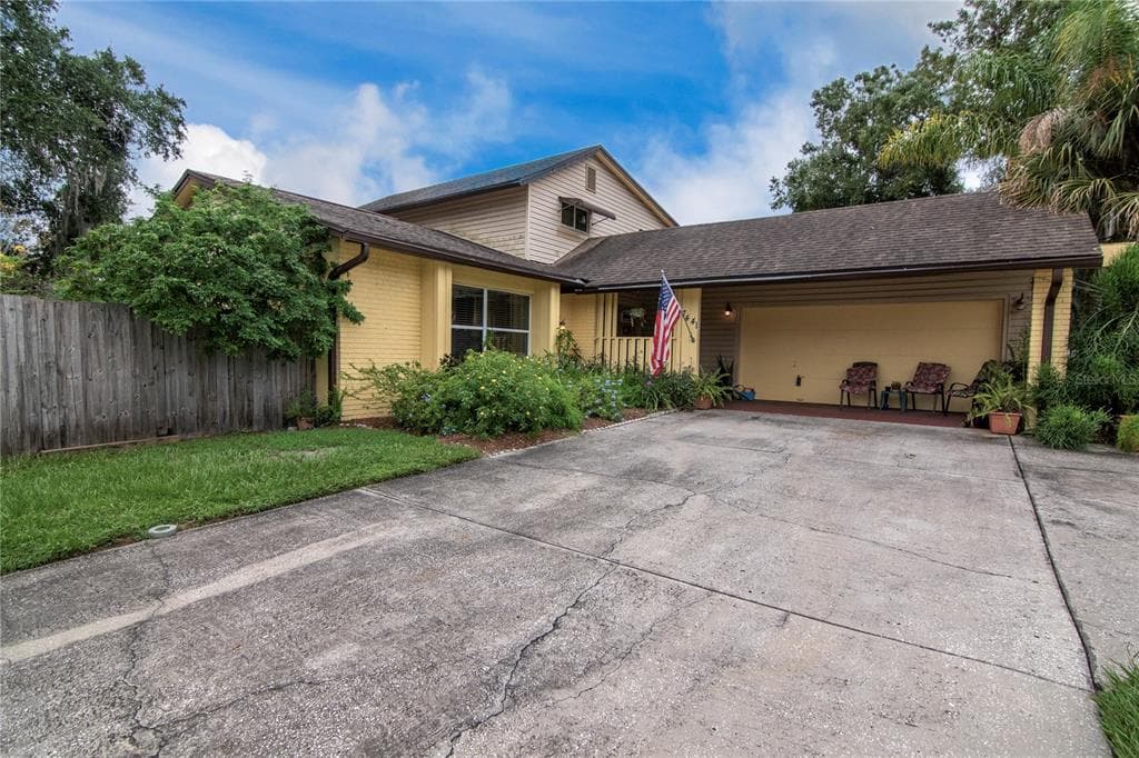 7441 OAKVISTA CIRCLE TAMPA, FL 33634