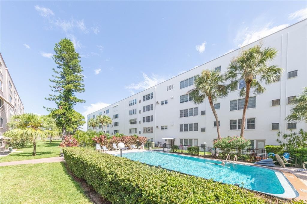 5521 80TH STREET N UNIT 106 ST PETERSBURG, FL 33709