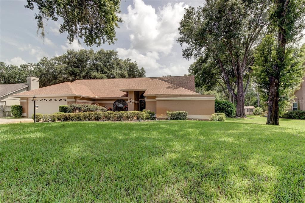 912 LAKE BROOKER COURT LUTZ, FL 33548