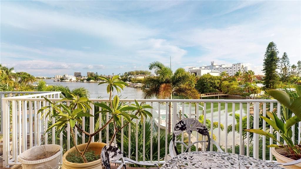215 85TH AVENUE UNIT 5 TREASURE ISLAND, FL 33706