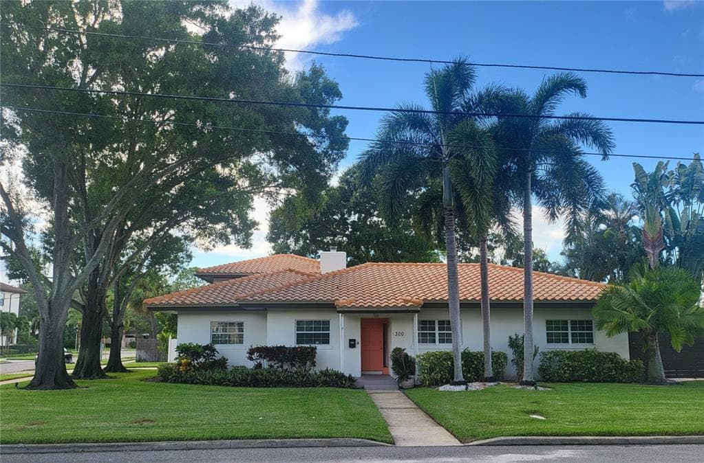 300 LAMARA WAY NE ST PETERSBURG, FL 33704