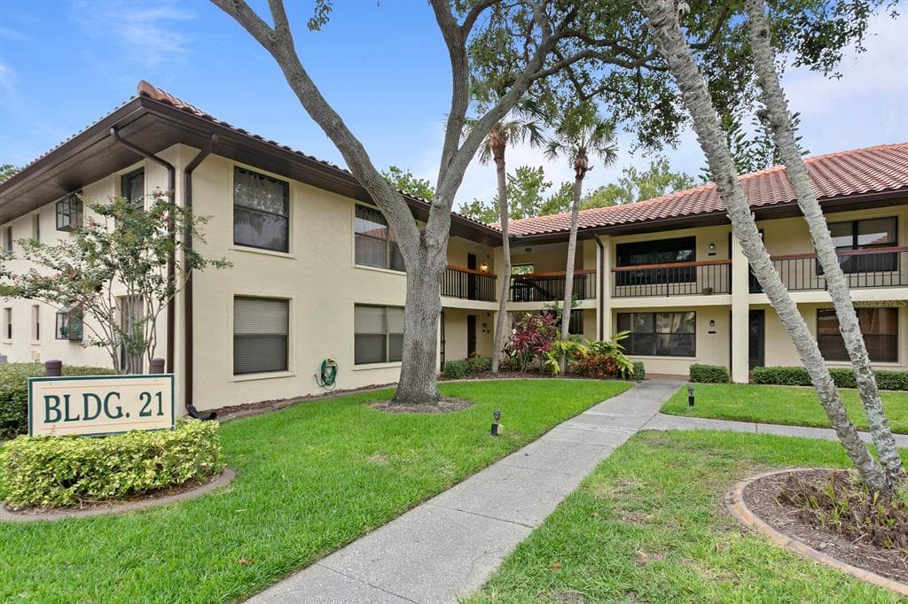 2109 HAMMOCK PINE BOULEVARD UNIT 2109 CLEARWATER, FL 33761