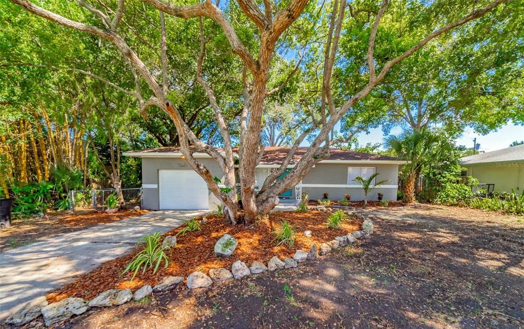 1432 SUNSET POINT ROAD