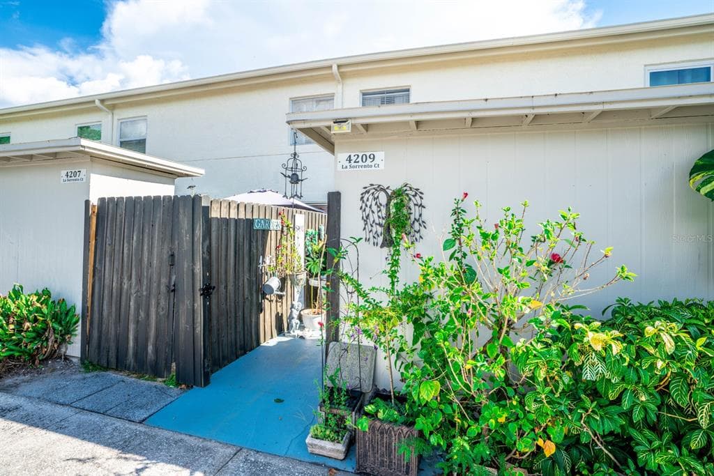 4209 LA SORRENTO COURT TAMPA, FL 33611