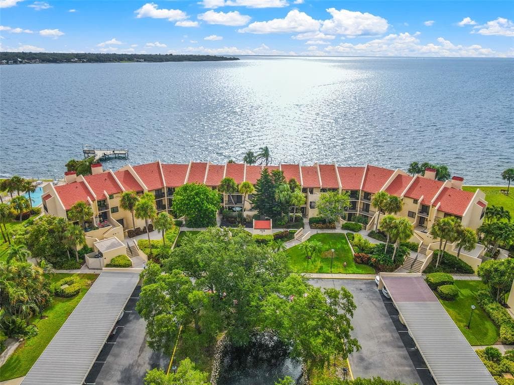 7520 SUNSHINE SKYWAY LANE S UNIT T18 ST PETERSBURG, FL 33711