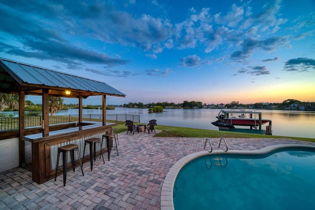 952 BAYSHORE DRIVE TARPON SPRINGS, FL 34689