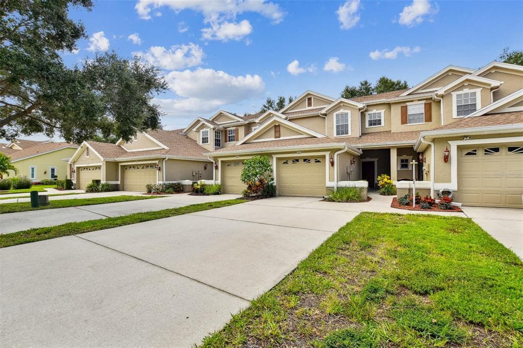 660 SPRING LAKE CIRCLE TARPON SPRINGS, FL 34688