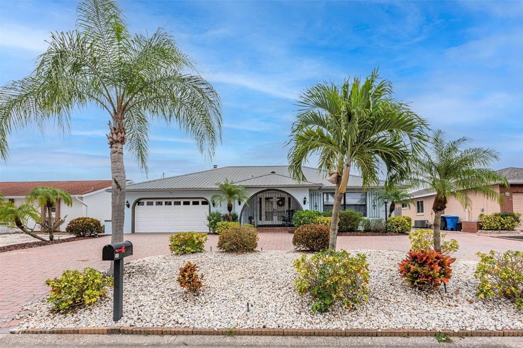 910 CHIPAWAY DRIVE APOLLO BEACH, FL 33572