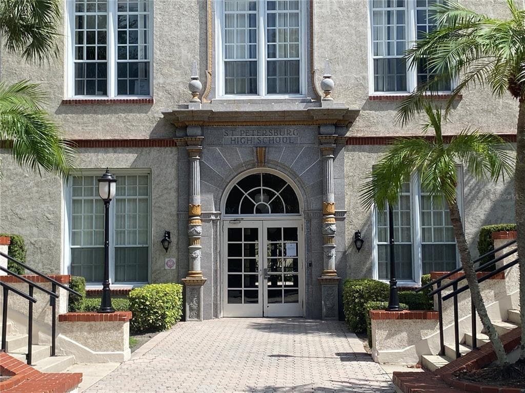 701 MIRROR LAKE DRIVE N UNIT 109 ST PETERSBURG, FL 33701