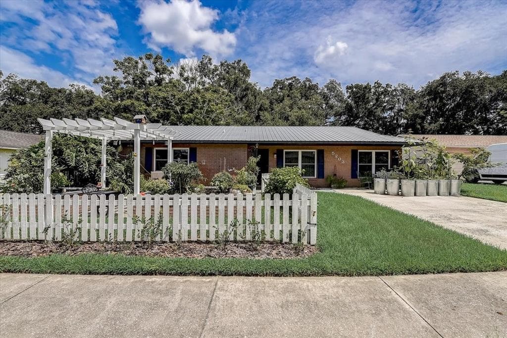 5203 PRESIDENTIAL STREET SEFFNER, FL 33584