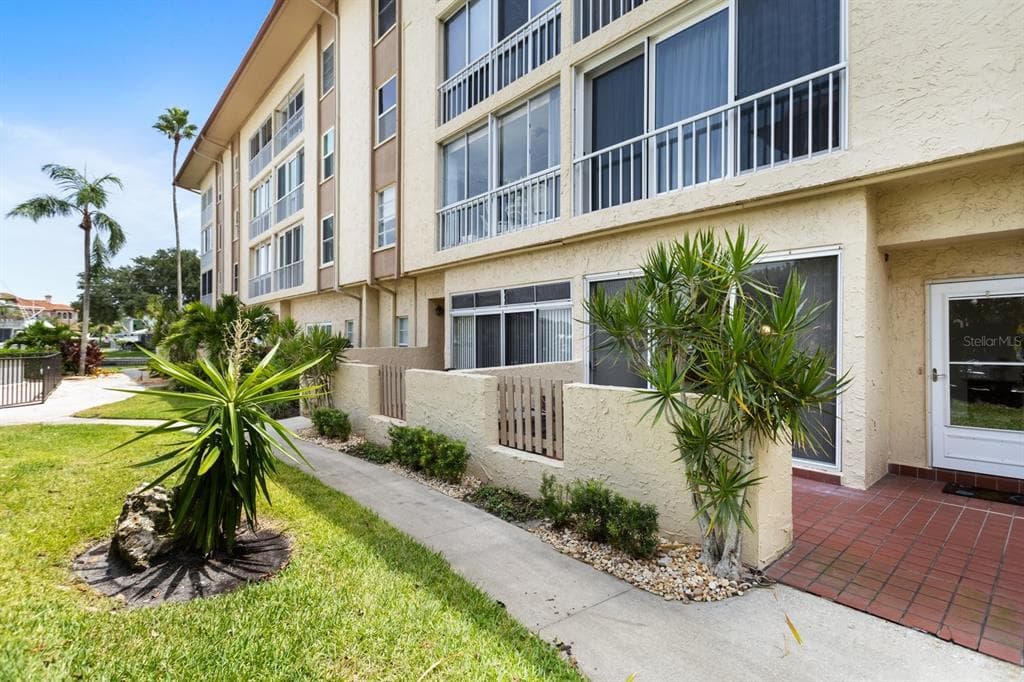 105 ISLAND WAY UNIT 113 CLEARWATER BEACH, FL 33767