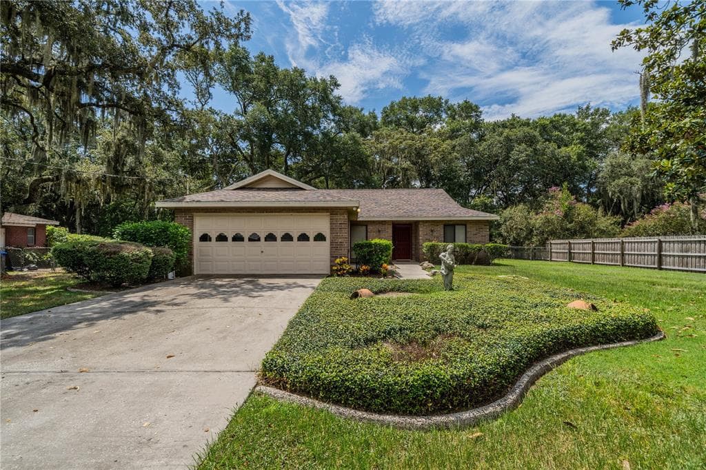 219 HIDDEN LAKE DRIVE BRANDON, FL 33511
