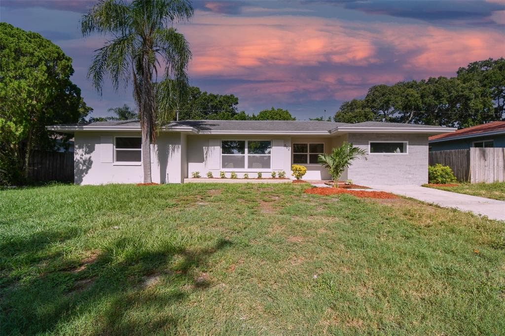 692 OAKWOOD DRIVE DUNEDIN, FL 34698