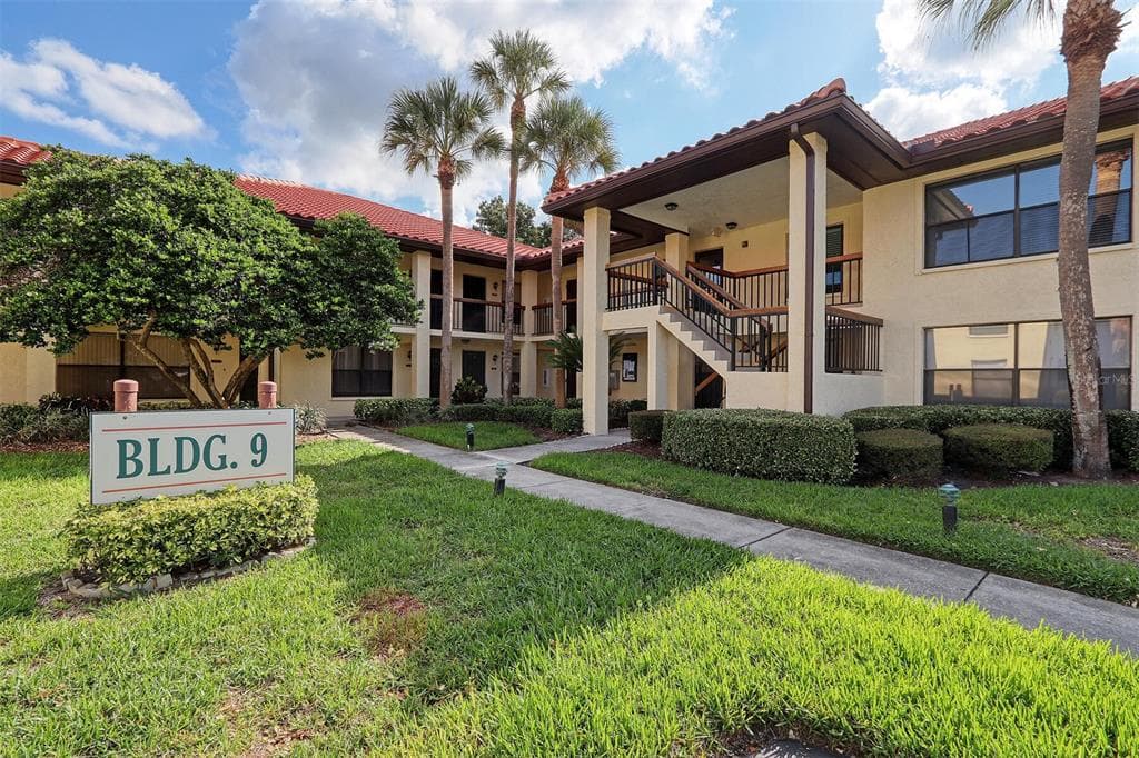 913 HAMMOCK PINE BOULEVARD UNIT 913 CLEARWATER, FL 33761