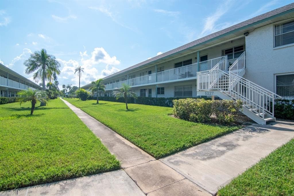 5227 81ST LANE N UNIT 26 ST PETERSBURG, FL 33709