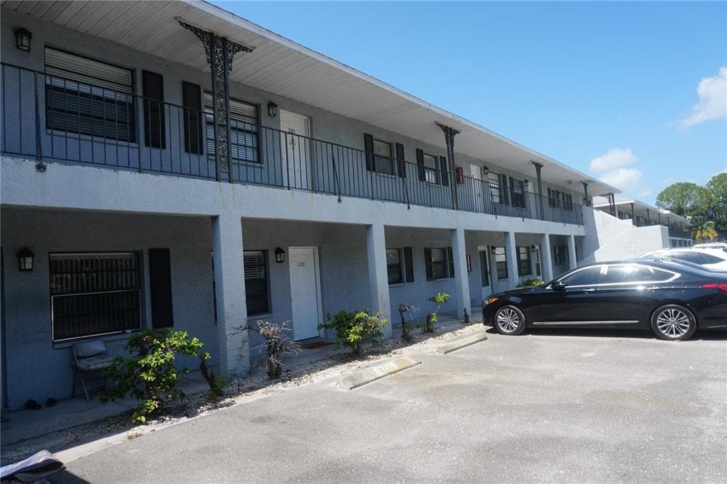 101 LAKE AVENUE NE UNIT 220 LARGO, FL 33771