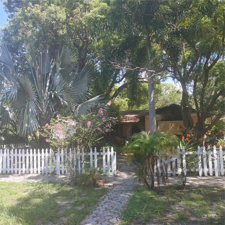 5029 BURLINGTON AVENUE N ST PETERSBURG, FL 33710