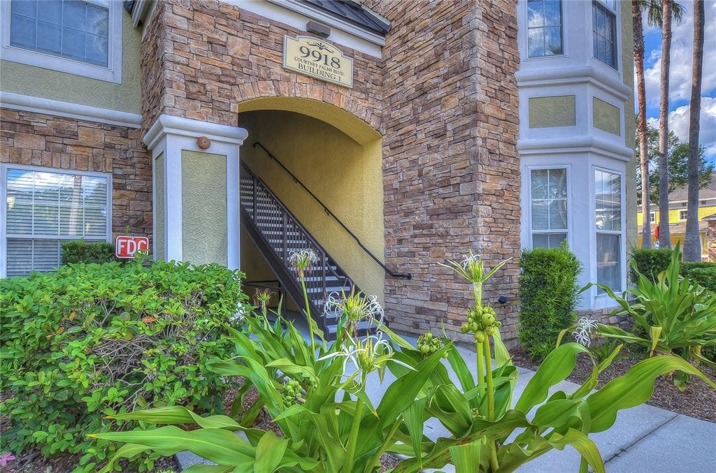 9918 COURTNEY PALMS BOULEVARD UNIT 302 TAMPA, FL 33619