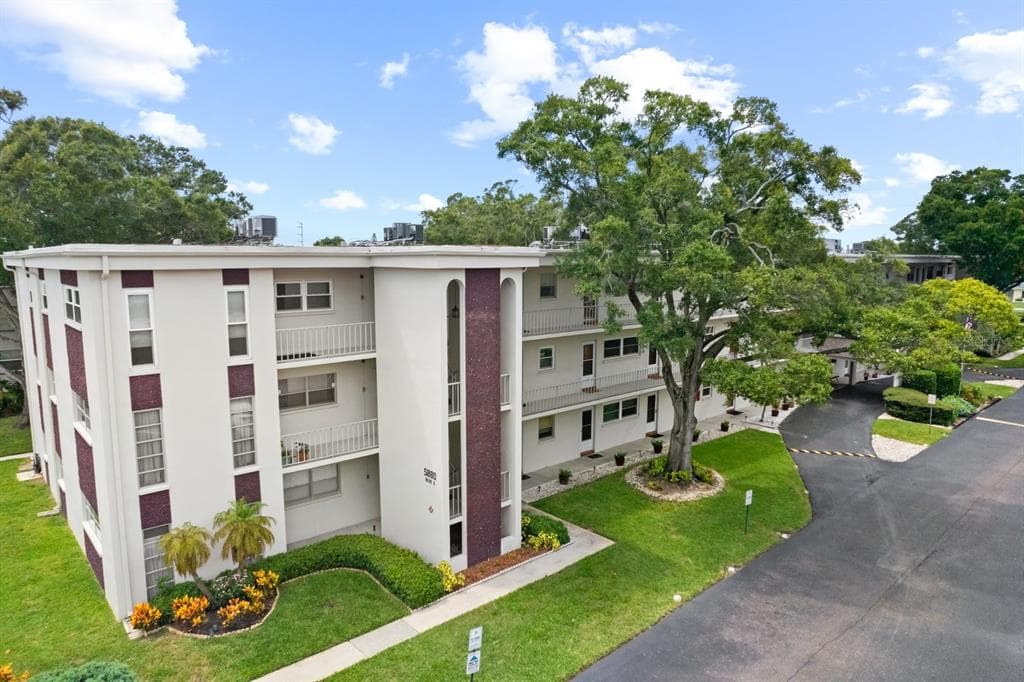 5880 38TH AVENUE N UNIT 301 ST PETERSBURG, FL 33710