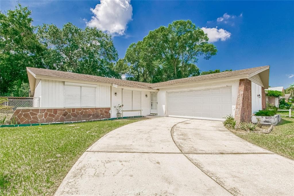 2219 VALLEYBROOK AVENUE VALRICO, FL 33594