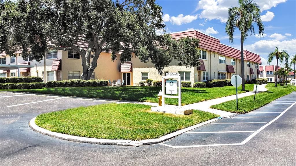 10037 62ND TERRACE N UNIT 8 ST PETERSBURG, FL 33708