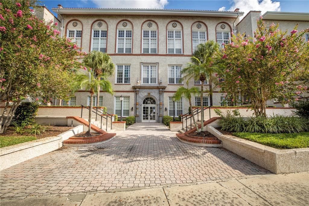 701 MIRROR LAKE DRIVE N UNIT 120 ST PETERSBURG, FL 33701