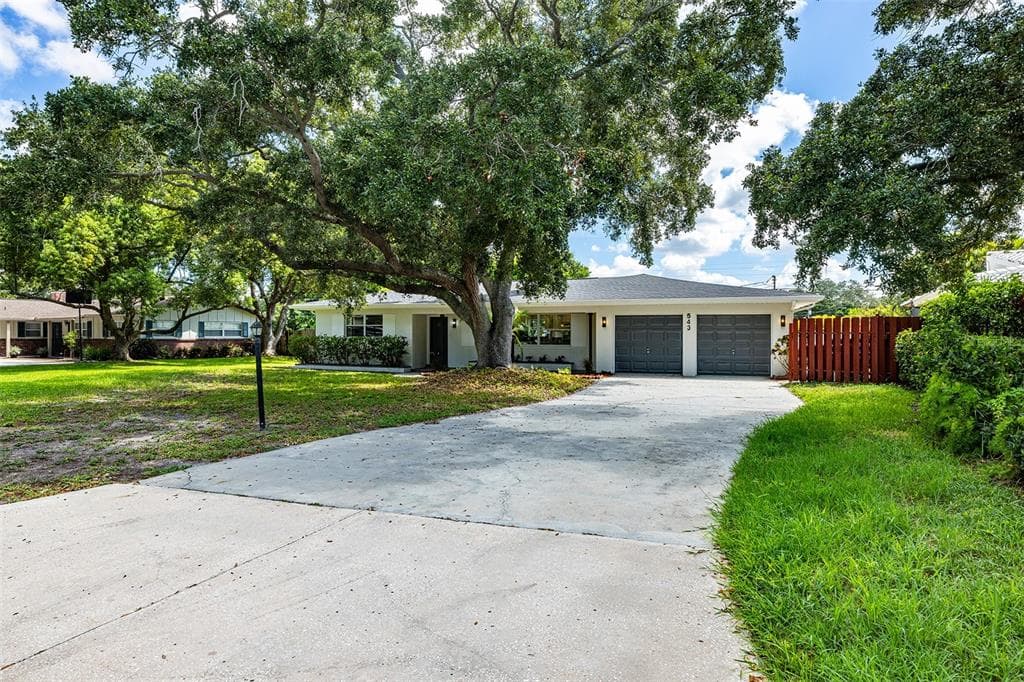 543 CIRCLE DRIVE E LARGO, FL 33770