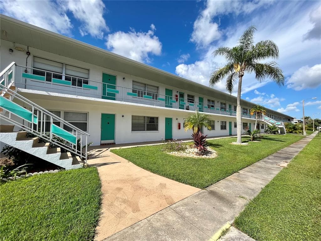 2011 58TH AVENUE N UNIT M15 ST PETERSBURG, FL 33714