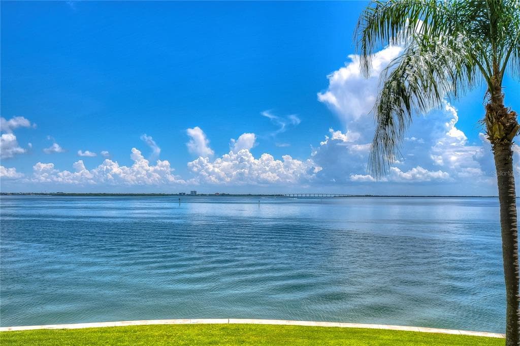 135 1ST STREET E UNIT 102 TIERRA VERDE, FL 33715
