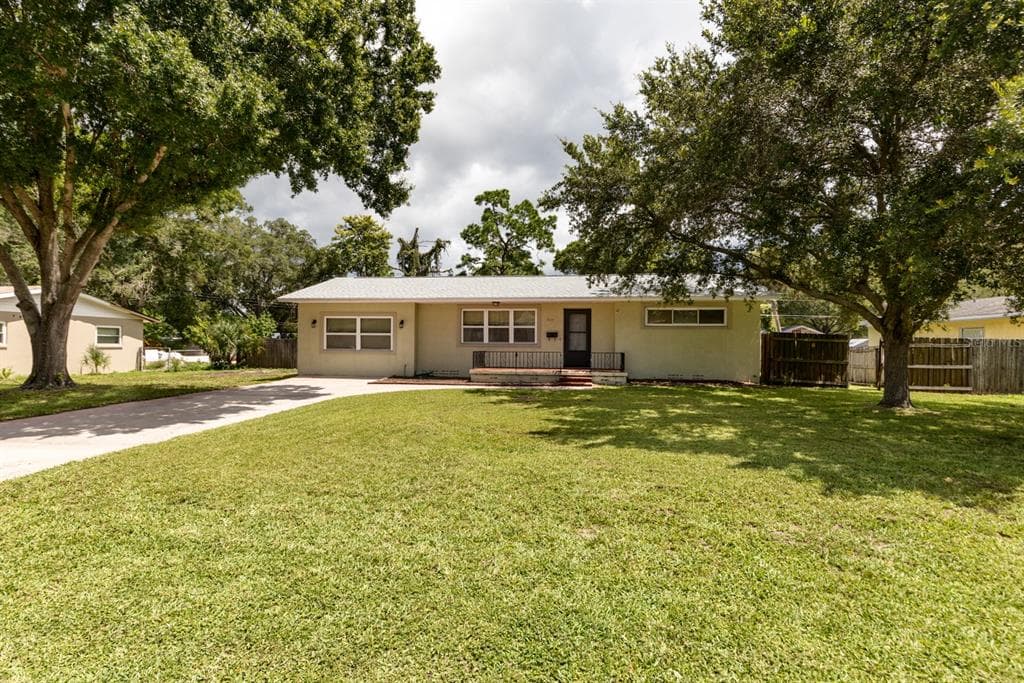 537 GLENOAK STREET N ST PETERSBURG, FL 33703