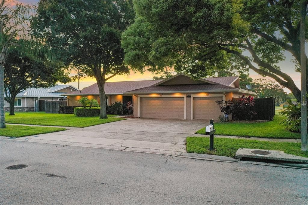 3281 HYDE PARK DRIVE CLEARWATER, FL 33761