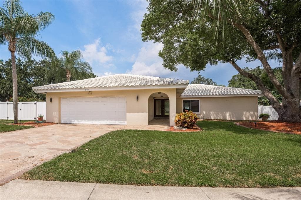 1104 BEAVER DRIVE TARPON SPRINGS, FL 34689