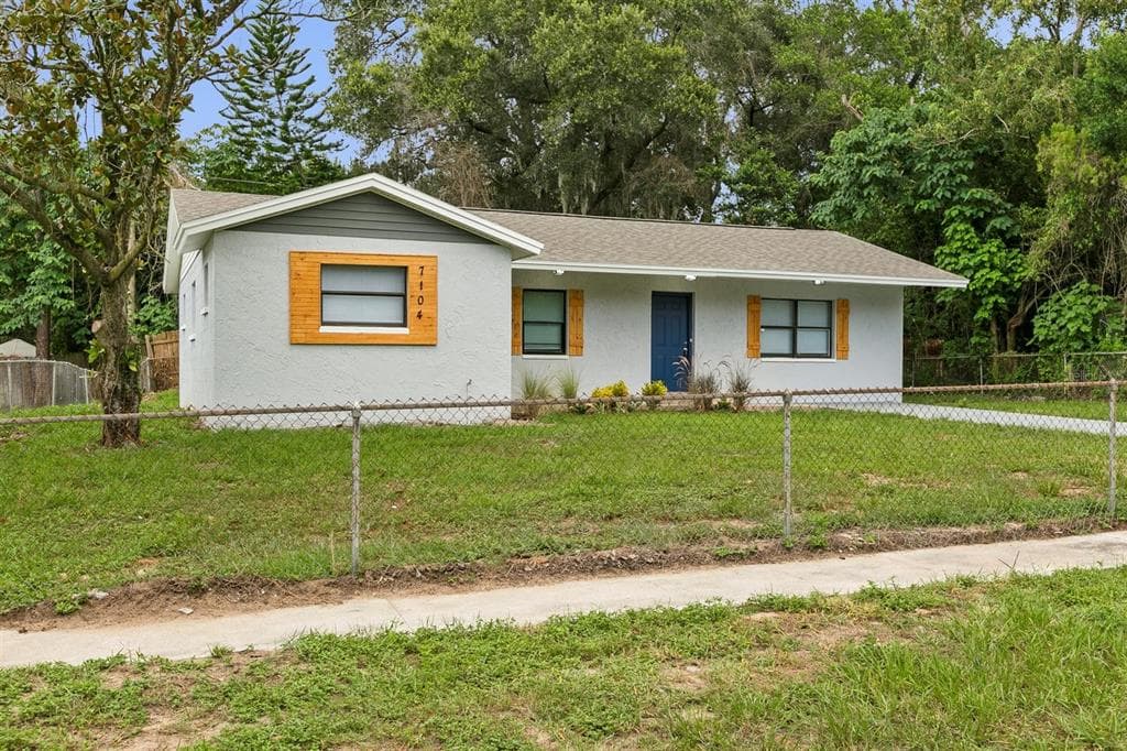 7104 LYNWOOD DRIVE TAMPA, FL 33637