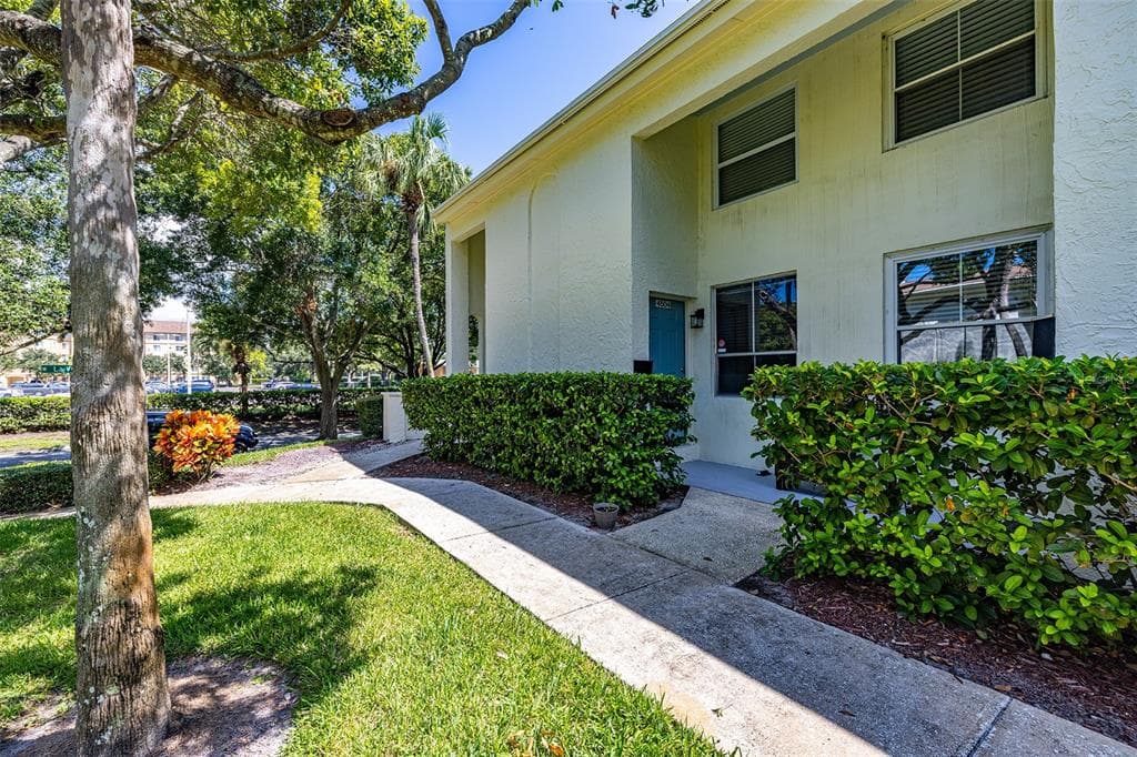 4504 LA CARMEN COURT TAMPA, FL 33611