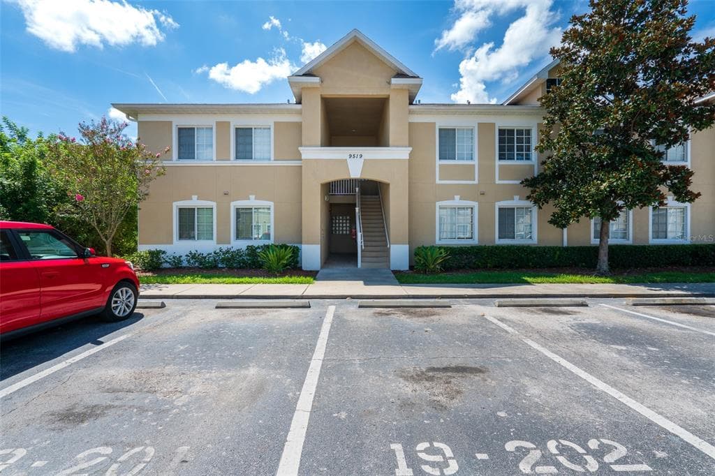 9519 AMBERDALE COURT UNIT 101 RIVERVIEW, FL 33578