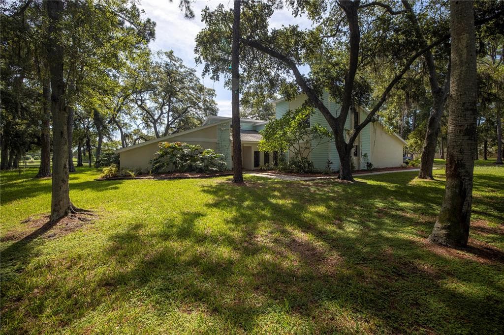 1393 LAKE AVENUE SE LARGO, FL 33771